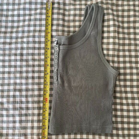 Uniqlo Ribbed Cropped Henley Tank - Picture 3 of 4